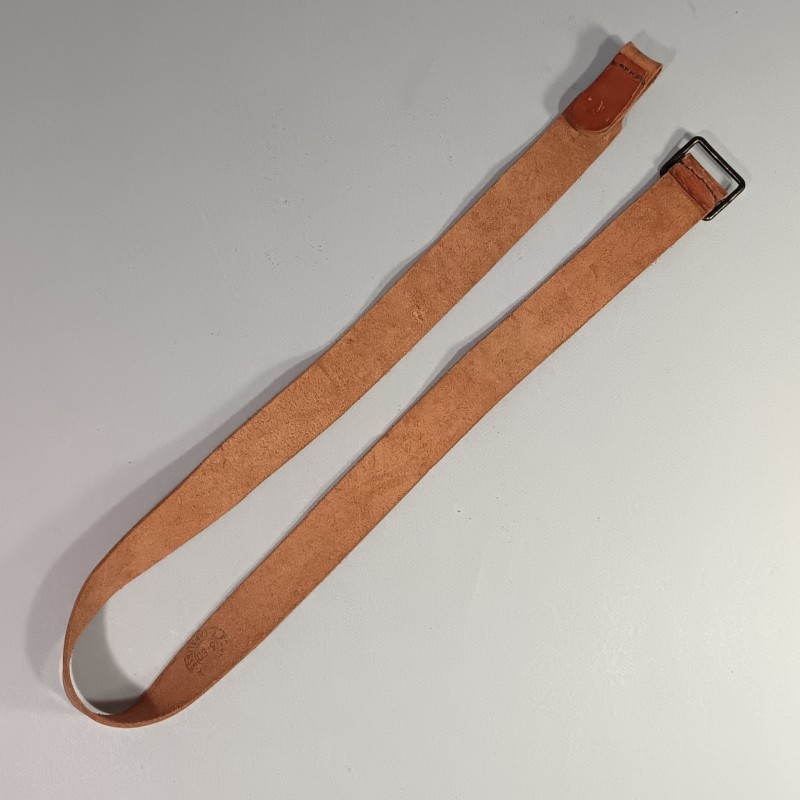 BRETELLE SANGLE DE MOUSQUETON ET FUSIL MAS 1936 EN CUIR FAUVE DATEE 1950