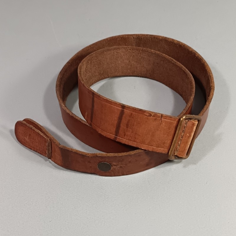 BRETELLE SANGLE DE MOUSQUETON ET FUSIL MAS 1936 EN CUIR FAUVE ANNEES 1940