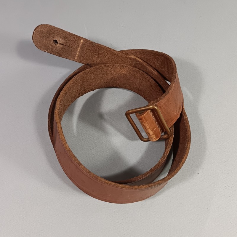 BRETELLE SANGLE DE MOUSQUETON ET FUSIL MAS 1936 EN CUIR FAUVE ANNEES 1940