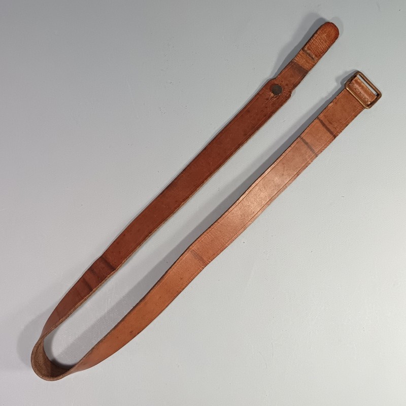 BRETELLE SANGLE DE MOUSQUETON ET FUSIL MAS 1936 EN CUIR FAUVE ANNEES 1940