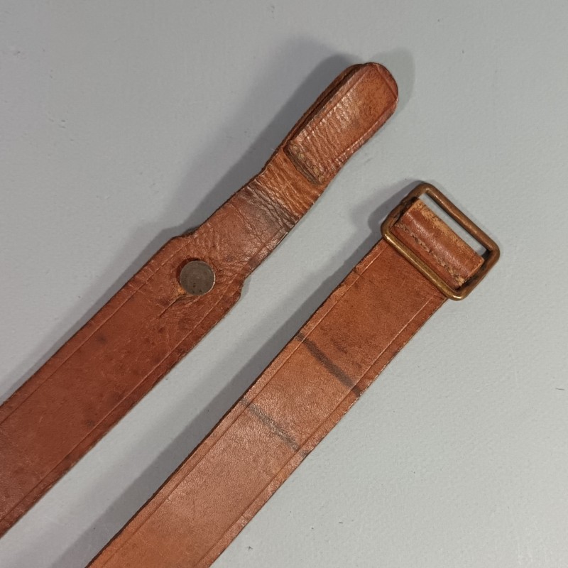 BRETELLE SANGLE DE MOUSQUETON ET FUSIL MAS 1936 EN CUIR FAUVE ANNEES 1940