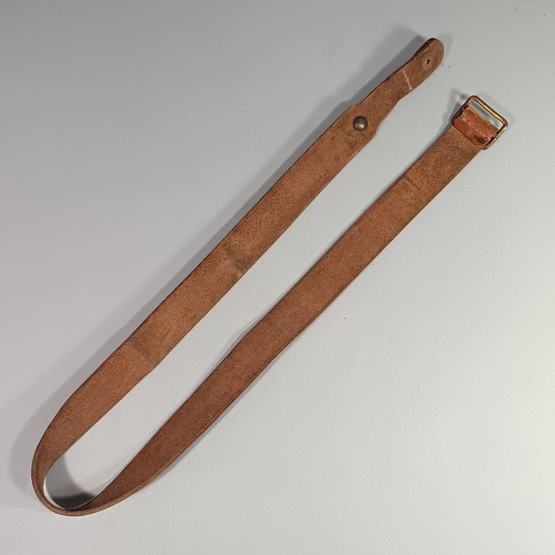 BRETELLE SANGLE DE MOUSQUETON ET FUSIL MAS 1936 EN CUIR FAUVE ANNEES 1940