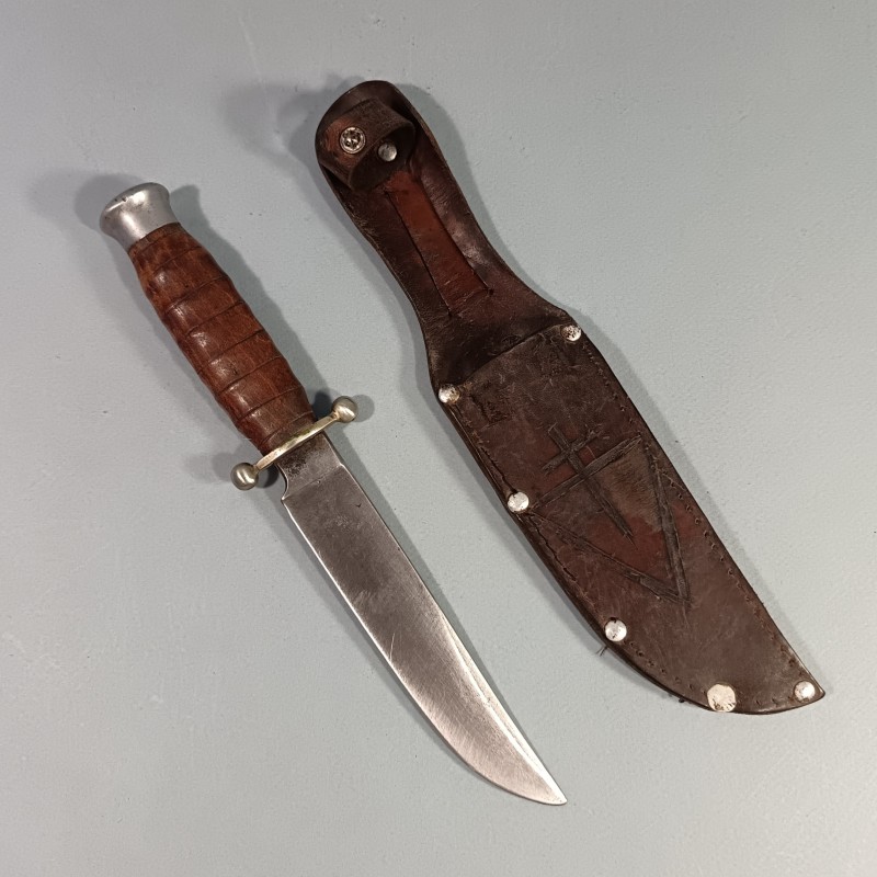 COUTEAU SCOUT OU CJF CHANTIERS DE JEUNESSE SABATIER AVEC CROIX DE LORRAINE SUR LE FOURREAU