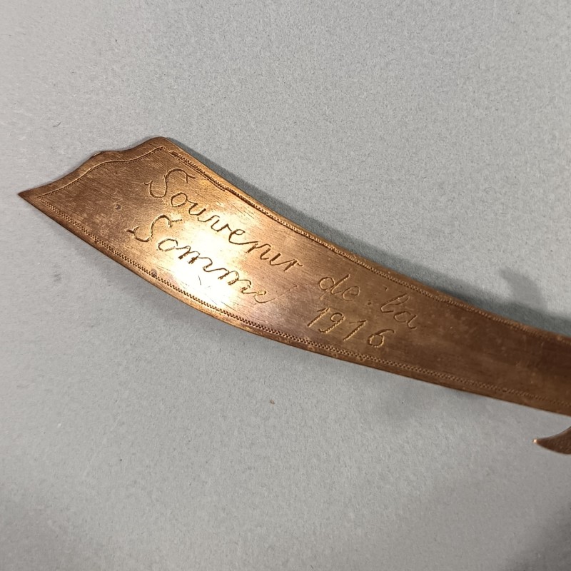 ARTISANAT DE TRANCHEE COUPE PAPIER SOUVENIR DE LA SOMME 1916 AVEC UNE BALLE DE MAUSER DATEE 1916