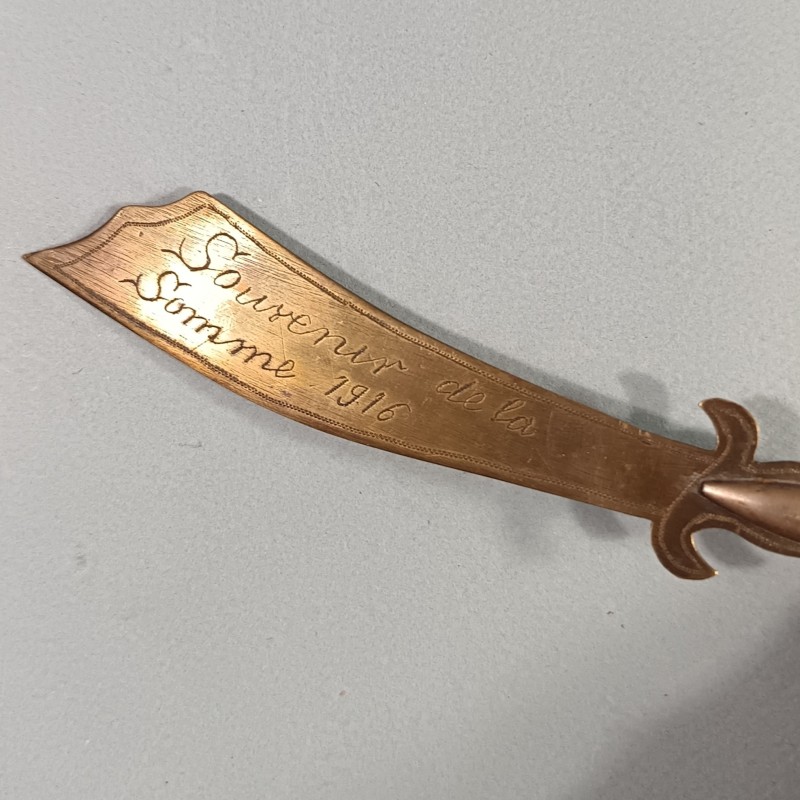 ARTISANAT DE TRANCHEE COUPE PAPIER SOUVENIR DE LA SOMME 1916 AVEC UNE BALLE DE MAUSER DATEE 1916
