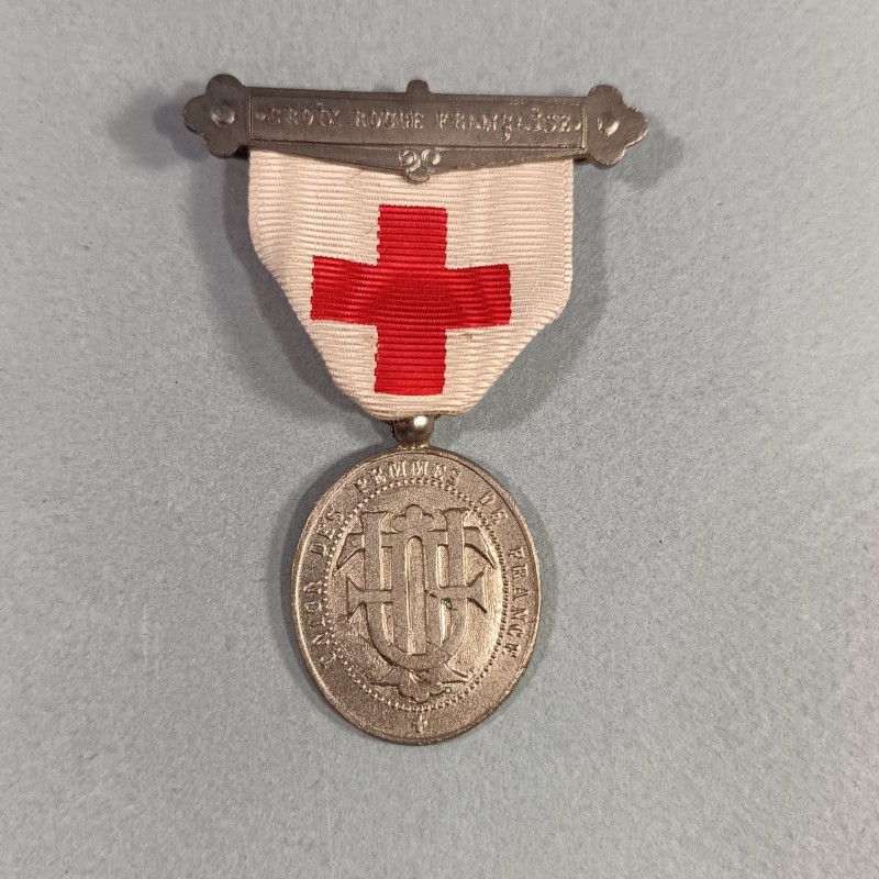MEDAILLE DE LA CROIX ROUGE UFF ASSOCIATION UNION DES FEMMES DE FRANCE NUMEROTEE AU DOS EN BOITE