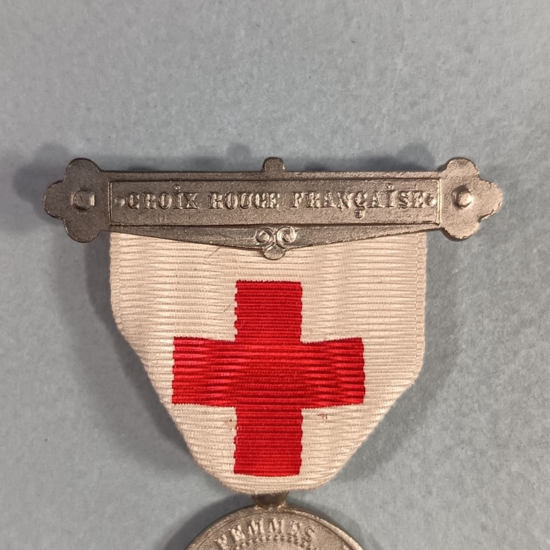 MEDAILLE DE LA CROIX ROUGE UFF ASSOCIATION UNION DES FEMMES DE FRANCE NUMEROTEE AU DOS EN BOITE