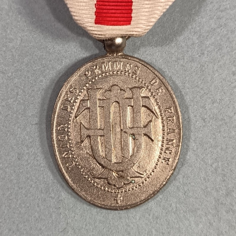 MEDAILLE DE LA CROIX ROUGE UFF ASSOCIATION UNION DES FEMMES DE FRANCE NUMEROTEE AU DOS EN BOITE