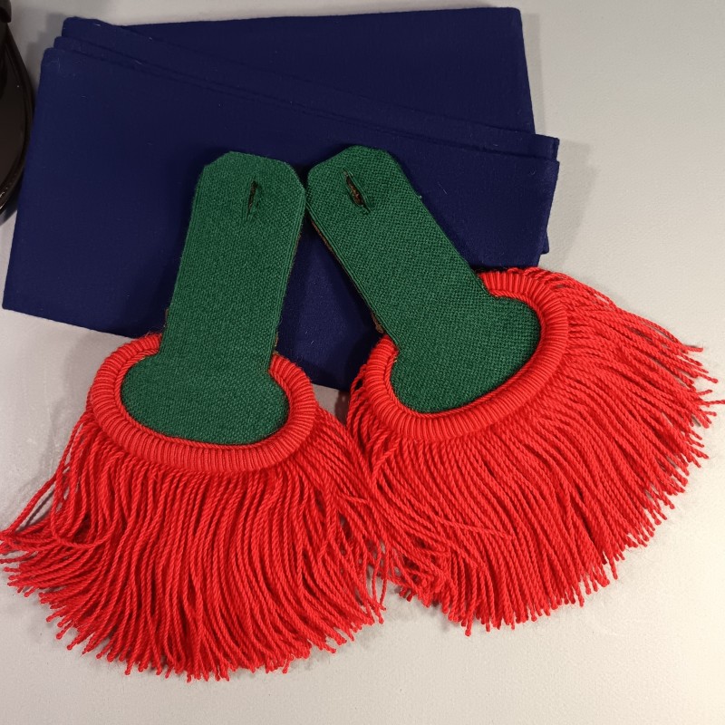 ENSEMBLE LEGIONNAIRE KEPI BLANC EPAULETTES ROUGES ET VERTES CEINTURE BLEUE LEGION ETRANGERE PARA GENIE INFANTERIE