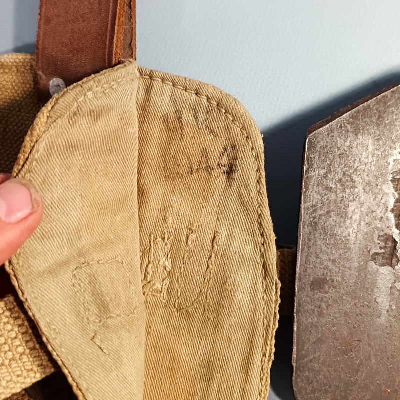 PELLE PIOCHE ANGLAISE GB DATEE 1941 AVEC HOUSSE MODIFIEE ARMEE FRANCAISE INDO ALGERIE