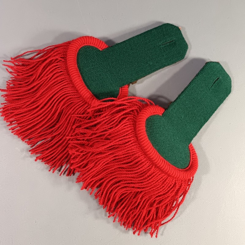 PAIRE D'EPAULETTES DE TRADITION LEGION ETRANGERE TROUPE FABRICATION SECONDE GUERRE OU INDOCHINE FABRICATION MARQUEE T3B