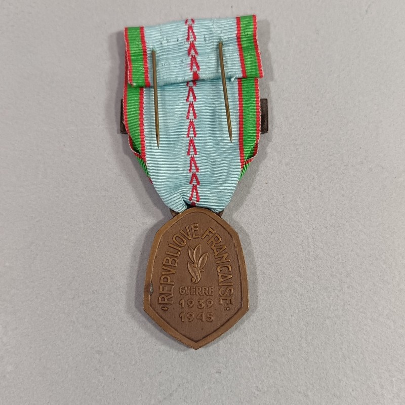 MEDAILLE COMMEMORATIVE GUERRE 1939-1945 ARMEE DE LIBERATION AVEC BARRETTE ALLEMAGNE