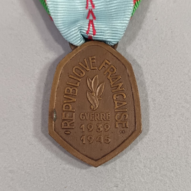 MEDAILLE COMMEMORATIVE GUERRE 1939-1945 ARMEE DE LIBERATION AVEC BARRETTE ALLEMAGNE