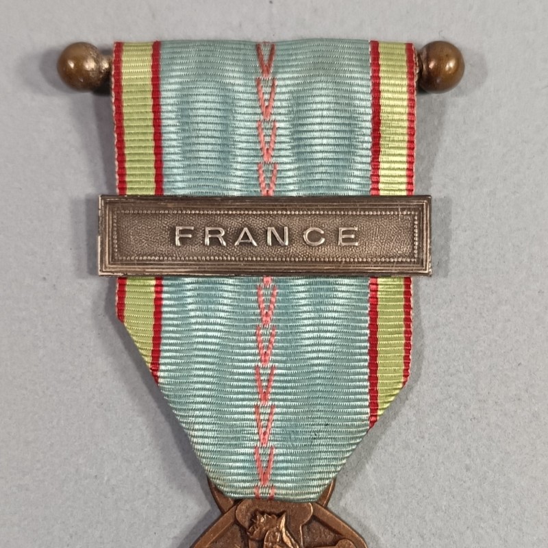 MEDAILLE COMMEMORATIVE GUERRE 1939-1945 ARMEE DE LIBERATION AVEC BARRETTE FRANCE