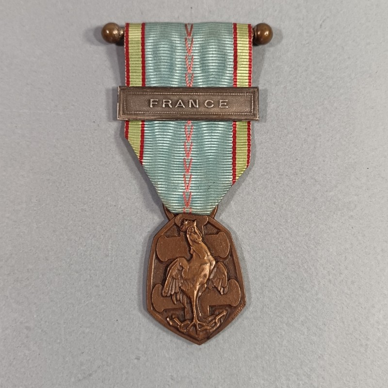 MEDAILLE COMMEMORATIVE GUERRE 1939-1945 ARMEE DE LIBERATION AVEC BARRETTE FRANCE