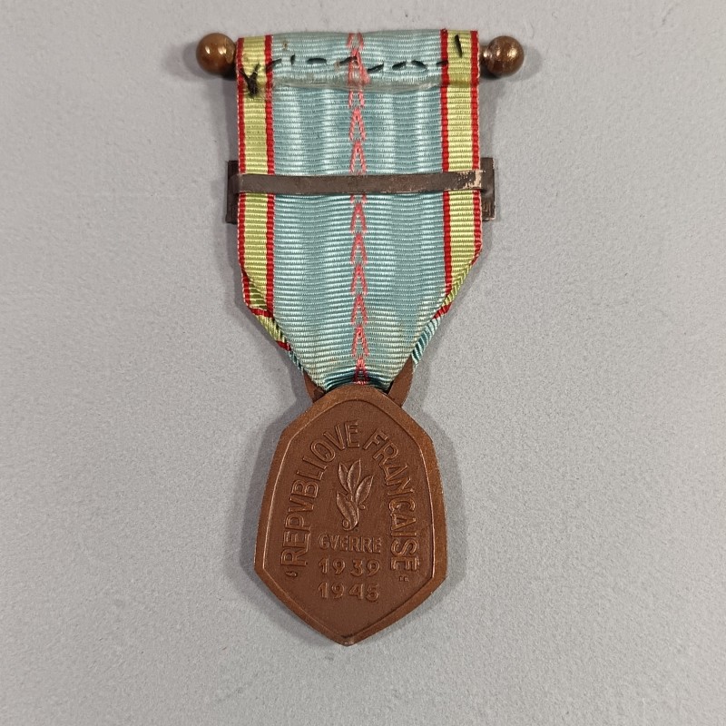 MEDAILLE COMMEMORATIVE GUERRE 1939-1945 ARMEE DE LIBERATION AVEC BARRETTE FRANCE