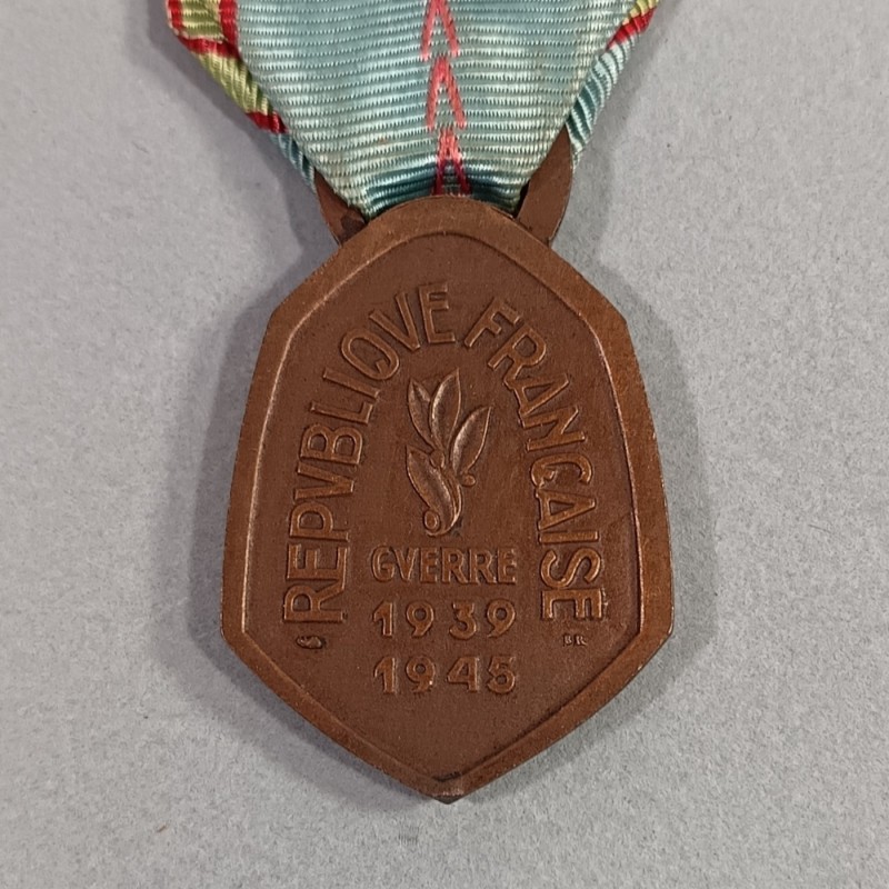 MEDAILLE COMMEMORATIVE GUERRE 1939-1945 ARMEE DE LIBERATION AVEC BARRETTE FRANCE