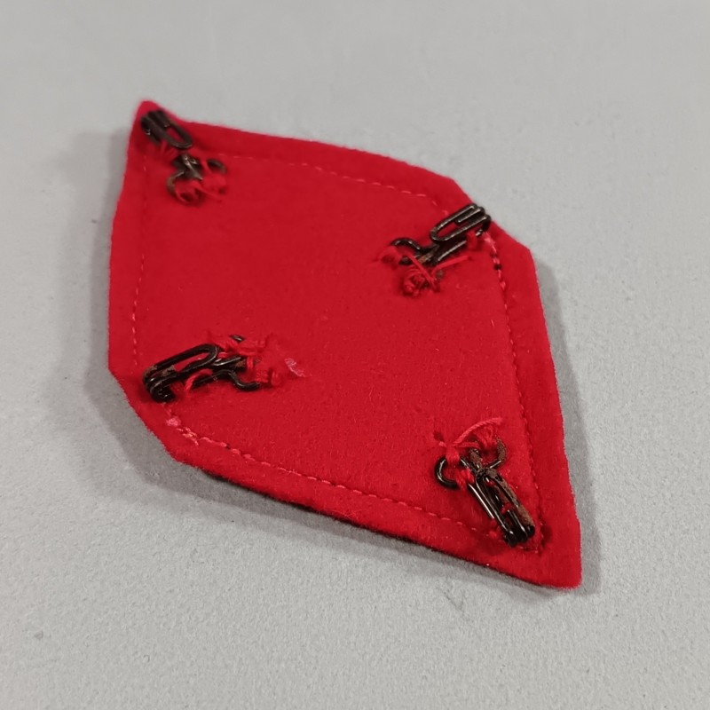 INSIGNES TISSU LOSANGE MODELE 1945 DE SERGENT DU 2 ème REGIMENT DE SPAHIS MAROCAINS