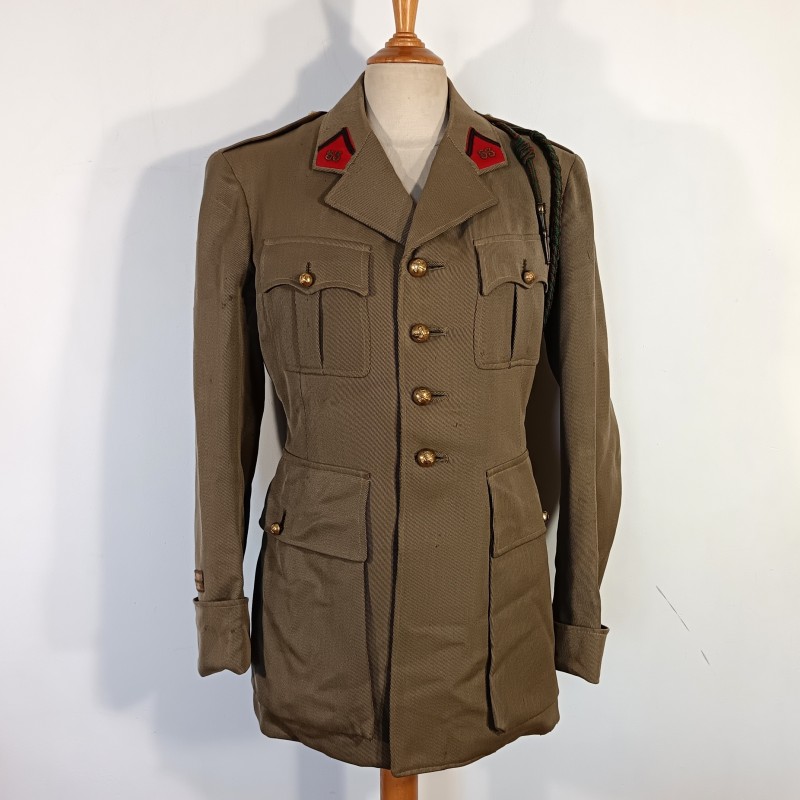 VESTE D'UNIFORME MODELE 1939 D'UN LIEUTENANT AU 53 ème REGIMENT D'ARTILLERIE MIXTE DIVISIONNAIRE 1939-1940