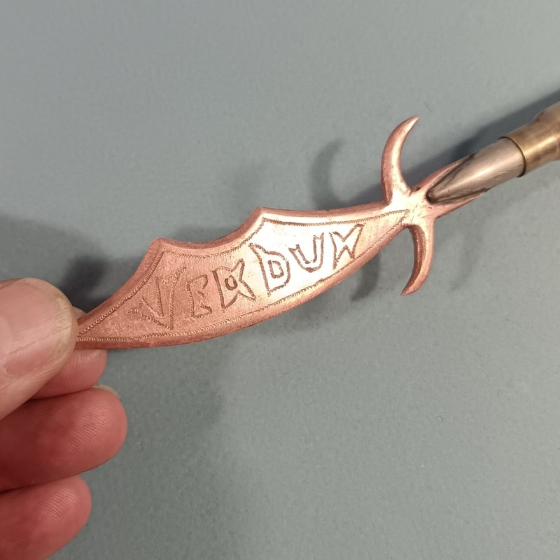 ARTISANAT DE TRANCHEE COUPE PAPIER SOUVENIR DE VERDUN AVEC UNE BALLE DE MAUSER DATEE 1910