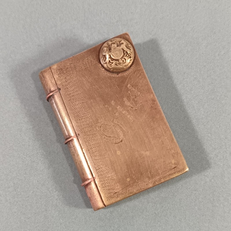 BRIQUET DE POILUS " ORIENT " PETIT LIVRE AVEC BOUTONS ANGLAIS ARTISANAT DE TRANCHEES SOUVENIR GUERRE 1914 - 1918