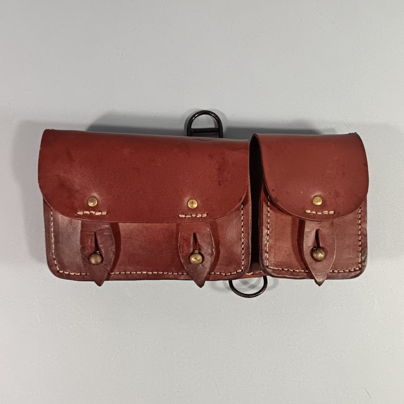 CARTOUCHIERE MODELE 1935 / 1937 COTE GAUCHE COULEUR MARRON CUIR LISSE TAMPONNEE ANNEES 1940