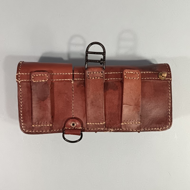 CARTOUCHIERE MODELE 1935 / 1937 COTE GAUCHE COULEUR MARRON CUIR LISSE TAMPONNEE ANNEES 1940