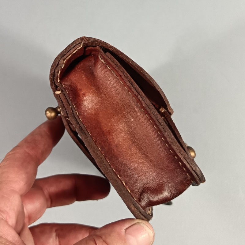 CARTOUCHIERE MODELE 1935 / 1937 COTE GAUCHE COULEUR MARRON CUIR LISSE TAMPONNEE ANNEES 1940