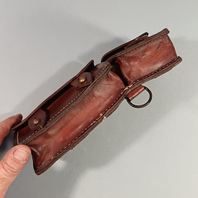 CARTOUCHIERE MODELE 1935 / 1937 COTE GAUCHE COULEUR MARRON CUIR LISSE TAMPONNEE ANNEES 1940