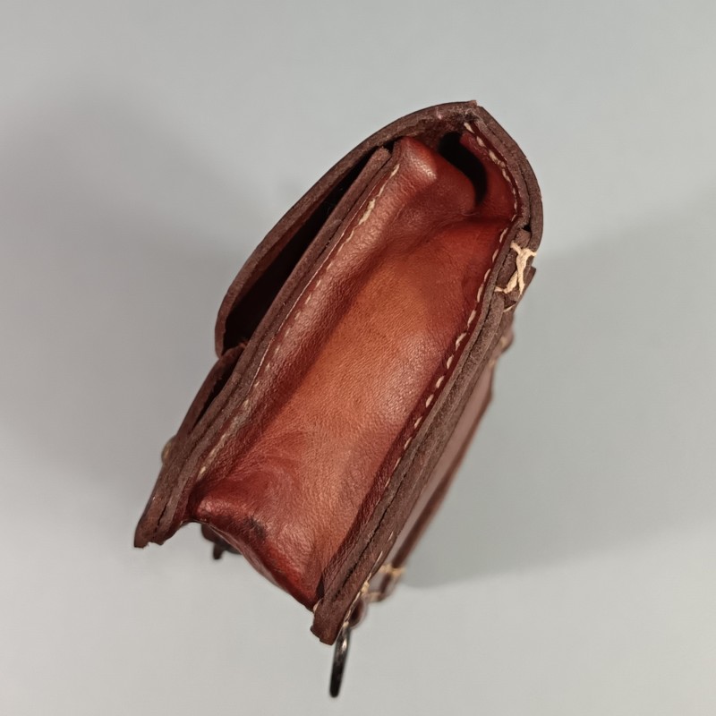 CARTOUCHIERE MODELE 1935 / 1937 COTE GAUCHE COULEUR MARRON CUIR LISSE TAMPONNEE ANNEES 1940