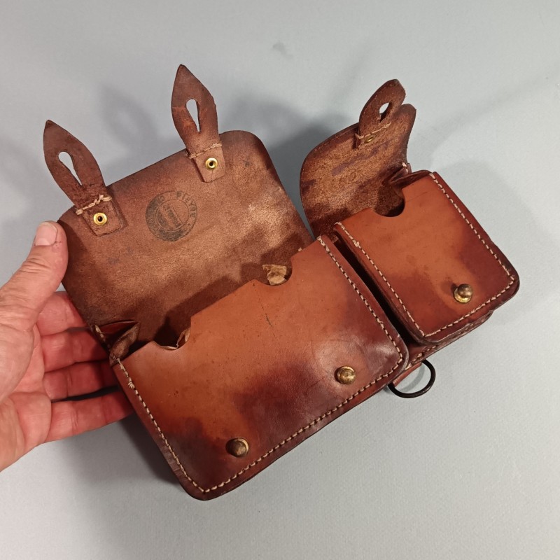CARTOUCHIERE MODELE 1935 / 1937 COTE GAUCHE COULEUR MARRON CUIR LISSE TAMPONNEE ANNEES 1940