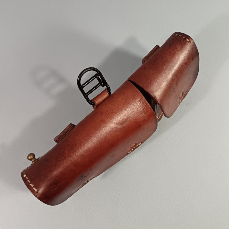CARTOUCHIERE MODELE 1935 / 1937 COTE GAUCHE COULEUR MARRON CUIR LISSE TAMPONNEE ANNEES 1940