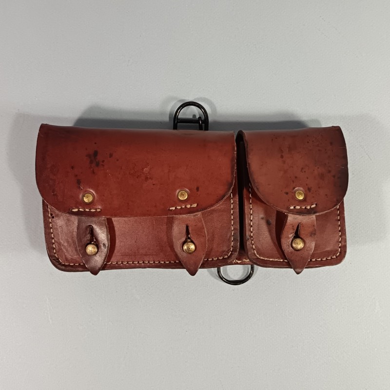 CARTOUCHIERE MODELE 1935 / 1937 COTE GAUCHE COULEUR MARRON CUIR LISSE TAMPONNEE ANNEES 1940