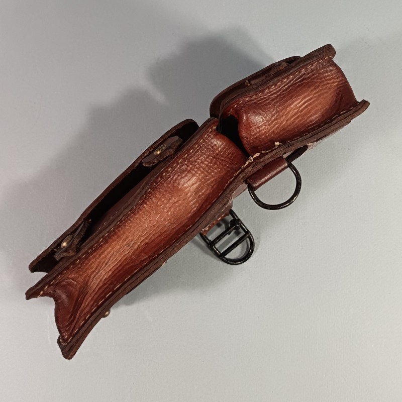 CARTOUCHIERE MODELE 1935 / 1937 COTE GAUCHE COULEUR MARRON CUIR LISSE TAMPONNEE ANNEES 1940