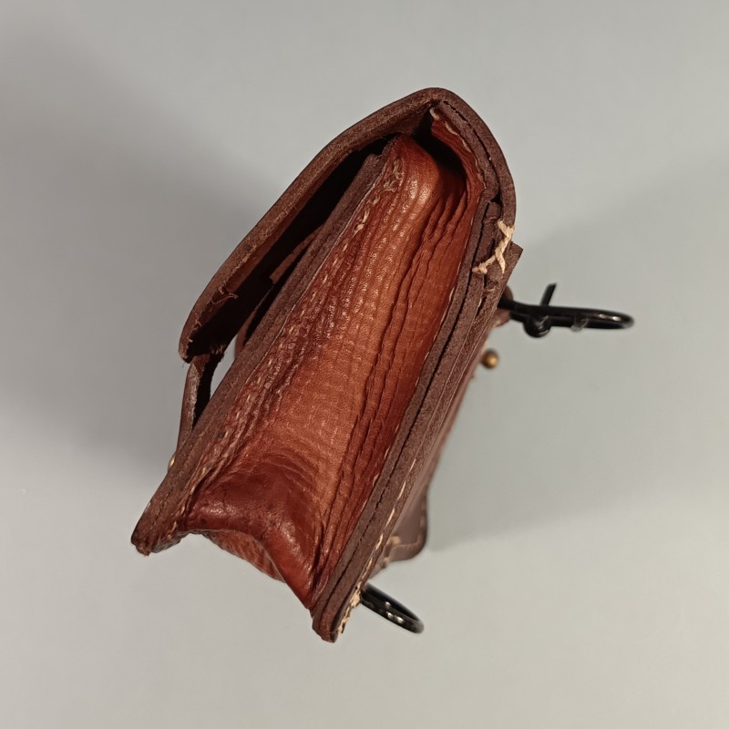 CARTOUCHIERE MODELE 1935 / 1937 COTE GAUCHE COULEUR MARRON CUIR LISSE TAMPONNEE ANNEES 1940