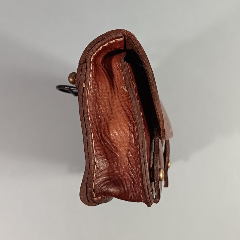 CARTOUCHIERE MODELE 1935 / 1937 COTE GAUCHE COULEUR MARRON CUIR LISSE TAMPONNEE ANNEES 1940