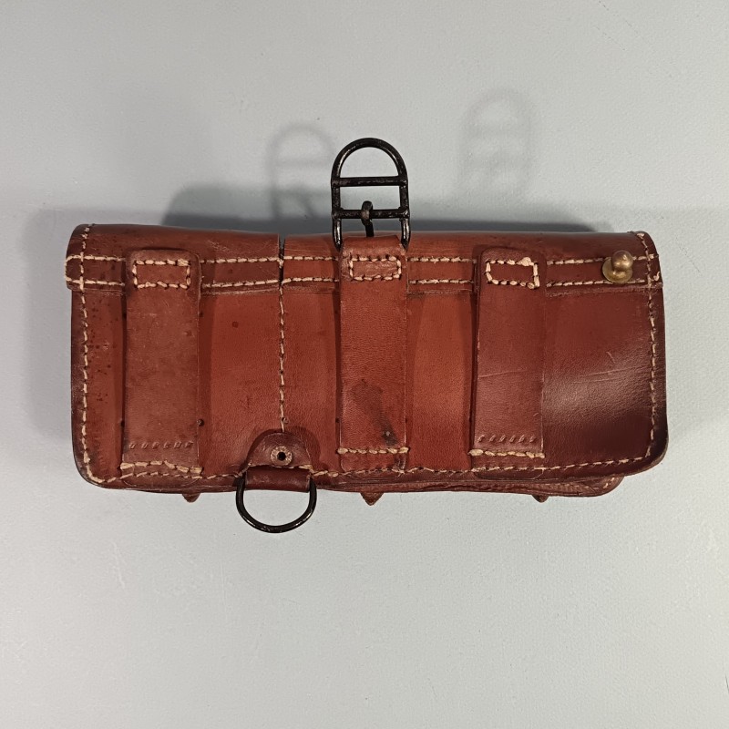 CARTOUCHIERE MODELE 1935 / 1937 COTE GAUCHE COULEUR MARRON CUIR LISSE TAMPONNEE ANNEES 1940