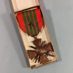 CROIX DE GUERRE DATEE 1939-1945 AVEC UNE ETOILE POUR UNE CITATION A L'ORDRE DU REGIMENT NEUVE DE STOCK EN BOITE CARTON
