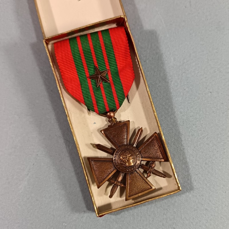 CROIX DE GUERRE DATEE 1939-1945 AVEC UNE ETOILE POUR UNE CITATION A L'ORDRE DU REGIMENT NEUVE DE STOCK EN BOITE CARTON