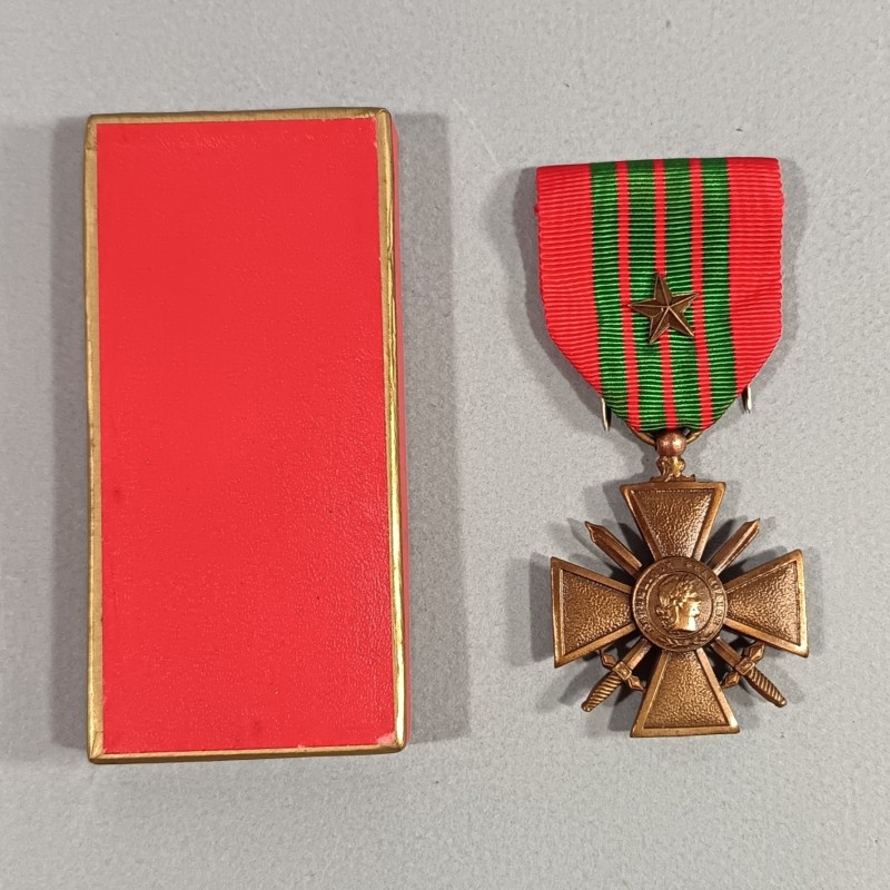 CROIX DE GUERRE DATEE 1939-1945 AVEC UNE ETOILE POUR UNE CITATION A L'ORDRE DU REGIMENT NEUVE DE STOCK EN BOITE CARTON