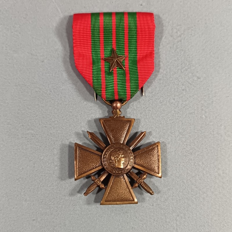 CROIX DE GUERRE DATEE 1939-1945 AVEC UNE ETOILE POUR UNE CITATION A L'ORDRE DU REGIMENT NEUVE DE STOCK EN BOITE CARTON