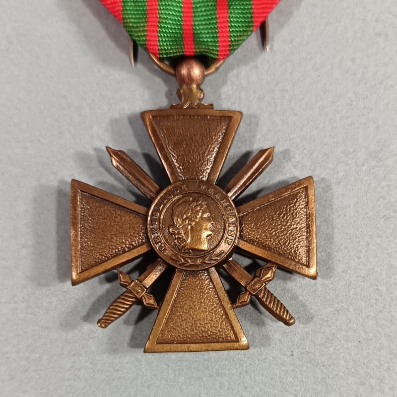 CROIX DE GUERRE DATEE 1939-1945 AVEC UNE ETOILE POUR UNE CITATION A L'ORDRE DU REGIMENT NEUVE DE STOCK EN BOITE CARTON