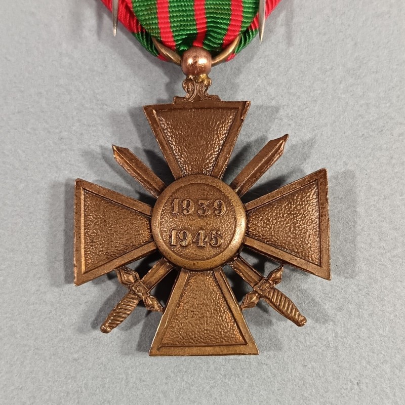 CROIX DE GUERRE DATEE 1939-1945 AVEC UNE ETOILE POUR UNE CITATION A L'ORDRE DU REGIMENT NEUVE DE STOCK EN BOITE CARTON