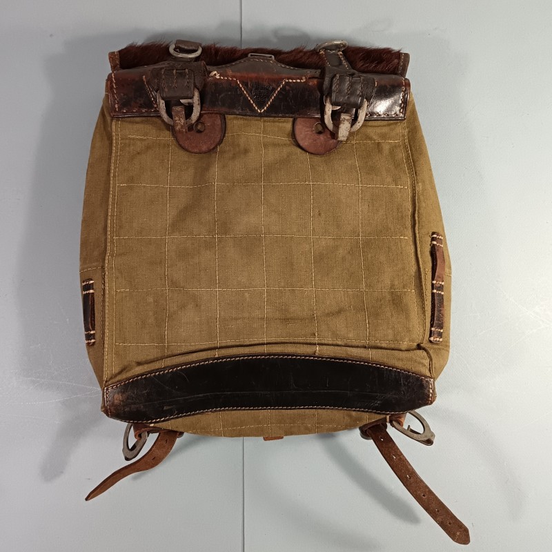 SAC A DOS ALLEMAND HAVRESAC POILES DE VACHE MODELE 1934 DATE 1939 AVEC CROCHETS POUR FIXATION AU BRELAGE