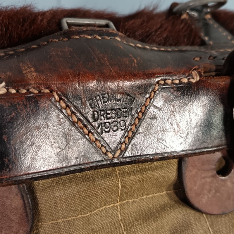 SAC A DOS ALLEMAND HAVRESAC POILES DE VACHE MODELE 1934 DATE 1939 AVEC CROCHETS POUR FIXATION AU BRELAGE