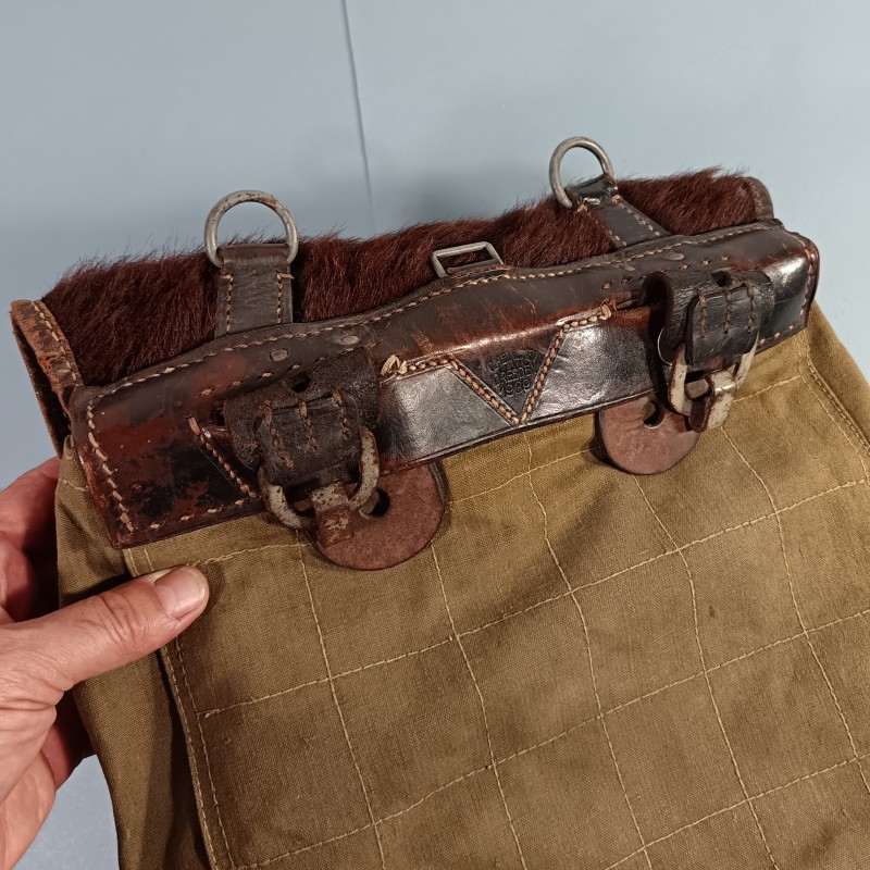 SAC A DOS ALLEMAND HAVRESAC POILES DE VACHE MODELE 1934 DATE 1939 AVEC CROCHETS POUR FIXATION AU BRELAGE