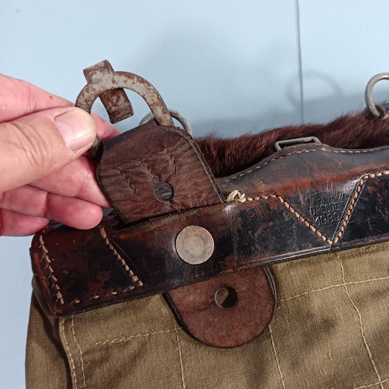 SAC A DOS ALLEMAND HAVRESAC POILES DE VACHE MODELE 1934 DATE 1939 AVEC CROCHETS POUR FIXATION AU BRELAGE