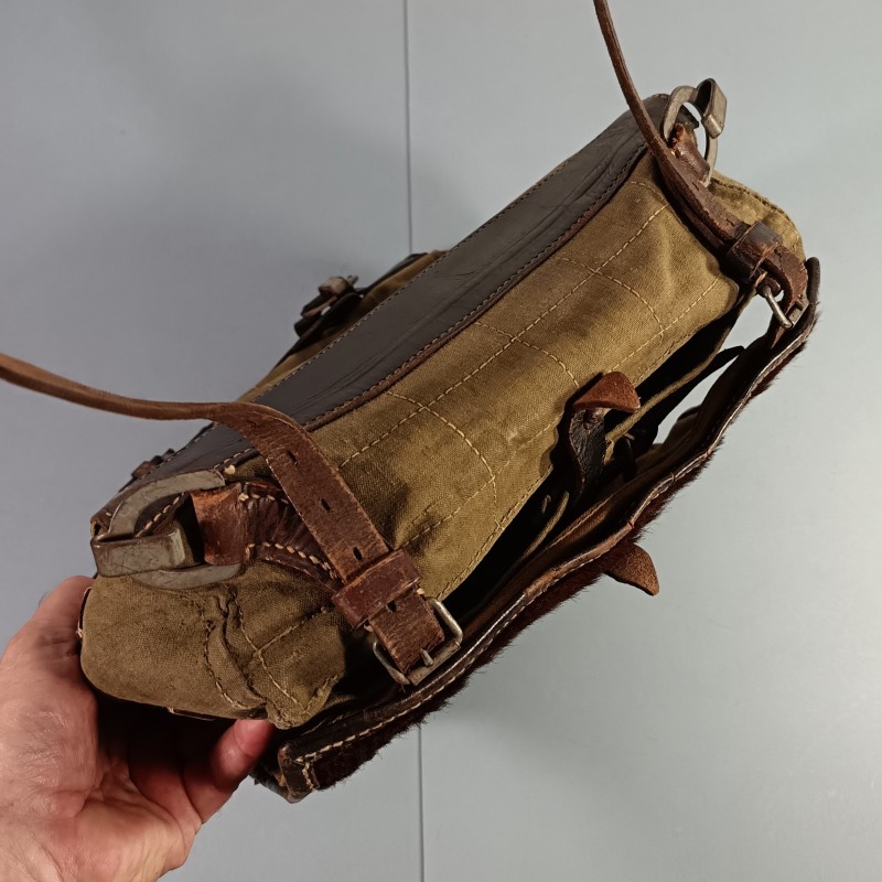 SAC A DOS ALLEMAND HAVRESAC POILES DE VACHE MODELE 1934 DATE 1939 AVEC CROCHETS POUR FIXATION AU BRELAGE