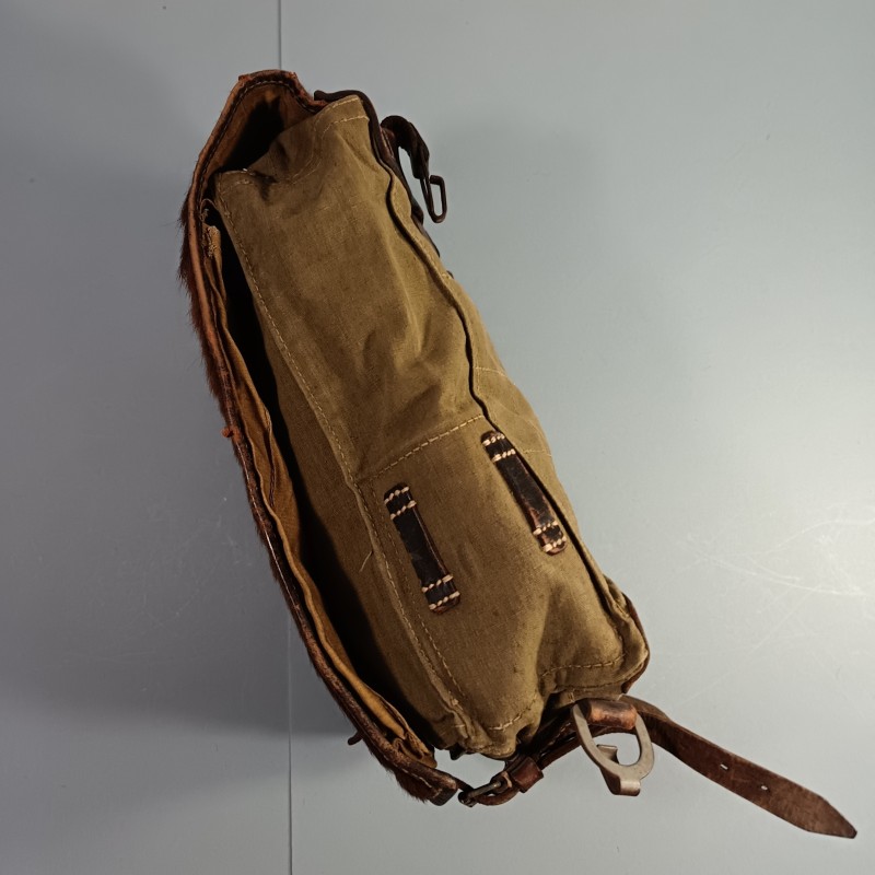SAC A DOS ALLEMAND HAVRESAC POILES DE VACHE MODELE 1934 DATE 1939 AVEC CROCHETS POUR FIXATION AU BRELAGE