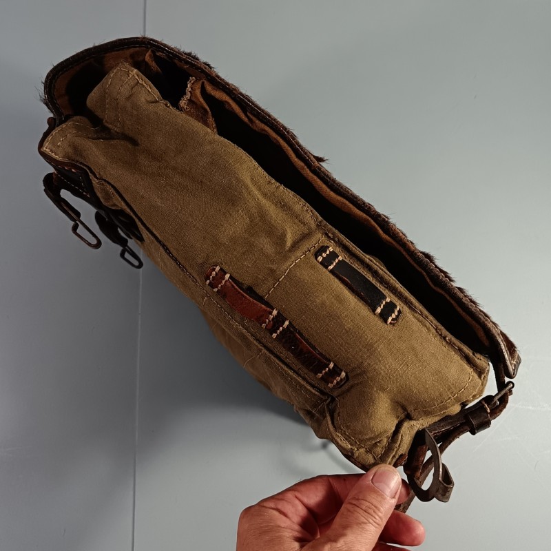 SAC A DOS ALLEMAND HAVRESAC POILES DE VACHE MODELE 1934 DATE 1939 AVEC CROCHETS POUR FIXATION AU BRELAGE